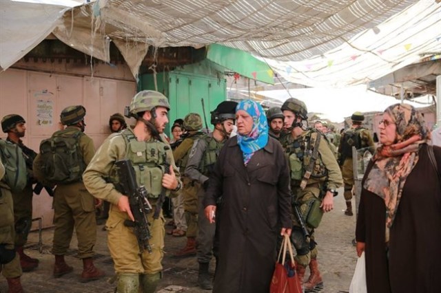 Settlers under police protection in Hebron